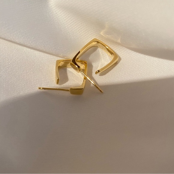 Dainty 18k Gold Filled Square Hoop Earrings - Picture 2 of 6